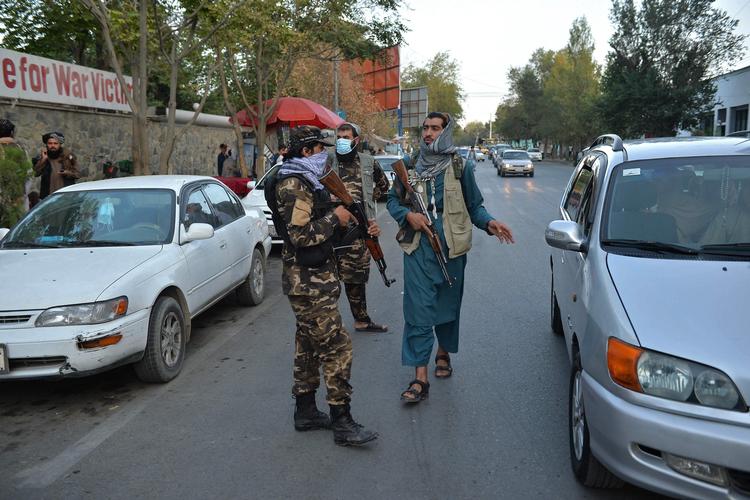 I Kabul er rollerne byttet om for Talebans krigere. Nu er det deres tur til at stå ved hospitaler, hvor ofre for terrorangreb kæmper for livet.
 Foto: Hoshang Hashimi/Ritzau Scanpix