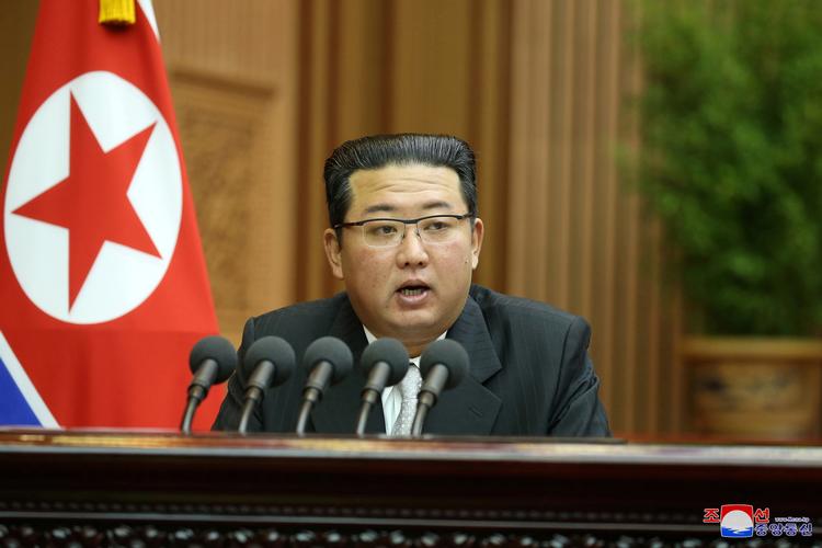 Den nordkoreanske leder, Kim Jong-un, har tabt sig betydeligt. Her ses han ved et møde i sidste måned. Men politisk forsøger han nu at gentage tidligere tiders strategi over for Sydkorea og USA. Foto: Kcna/Ritzau Scanpix
