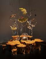 Baum &amp; Leahys installation og performance, 'Cometabolise: A Holobiont Dinner' spekulerer i kroppen som noget, der består af mange kroppe, som alle er i gang med at fordøje samtidig. Mikroberne i og på kroppen er uadskillelige fra resten af kroppen som et fælles system og en fælles krop.  Foto: David Stjernholm
