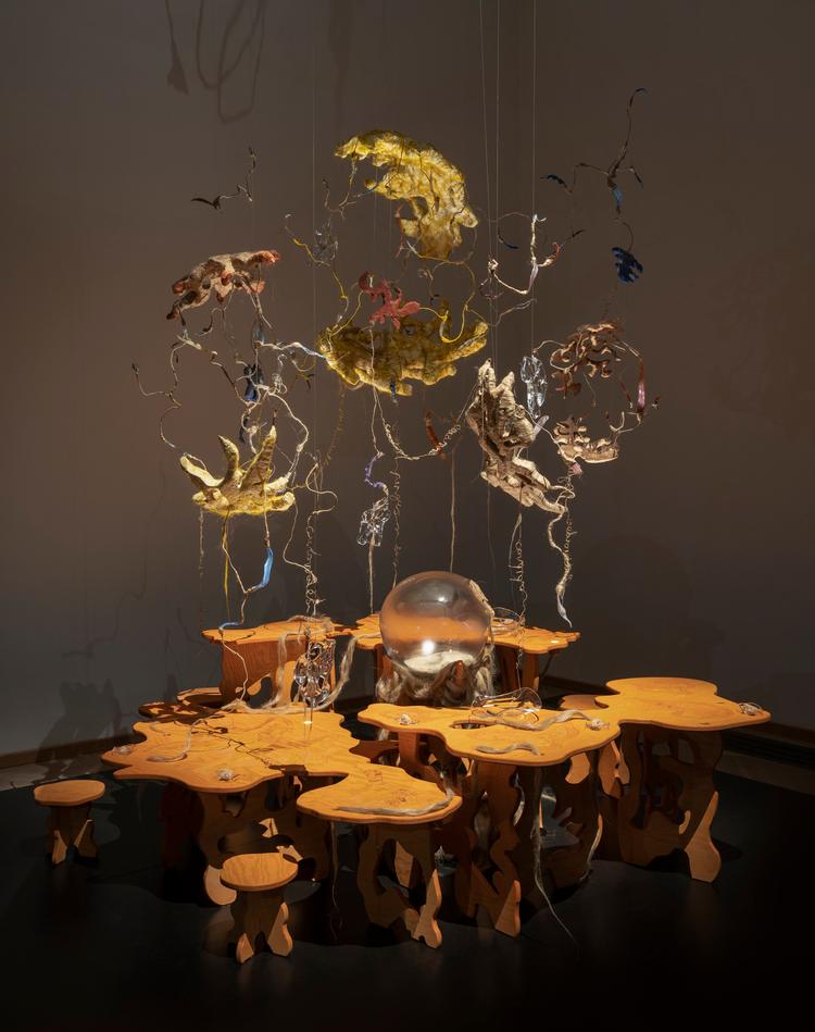 Baum &amp; Leahys installation og performance, 'Cometabolise: A Holobiont Dinner' spekulerer i kroppen som noget, der består af mange kroppe, som alle er i gang med at fordøje samtidig. Mikroberne i og på kroppen er uadskillelige fra resten af kroppen som et fælles system og en fælles krop.  Foto: David Stjernholm