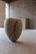 Fra Gødstrup Hospitalskirke. I forgrunden den hjerteformede døbefont, med blodkar, i baggrunden kirkens altertavle. Foto: Laila Westergaard