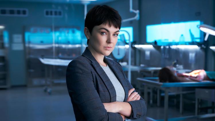 Retsmedicineren Jenny Cooper spilles af Serinda Swann, der er canadier lige som sin karakter.  