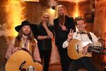 ’Live &amp; Vinyl’'s værter Flemming Møldrup og Carsten Holm samt det albumdebuterende Svendborg-band Aske Skat &amp; His Psychedelic Country Band. 