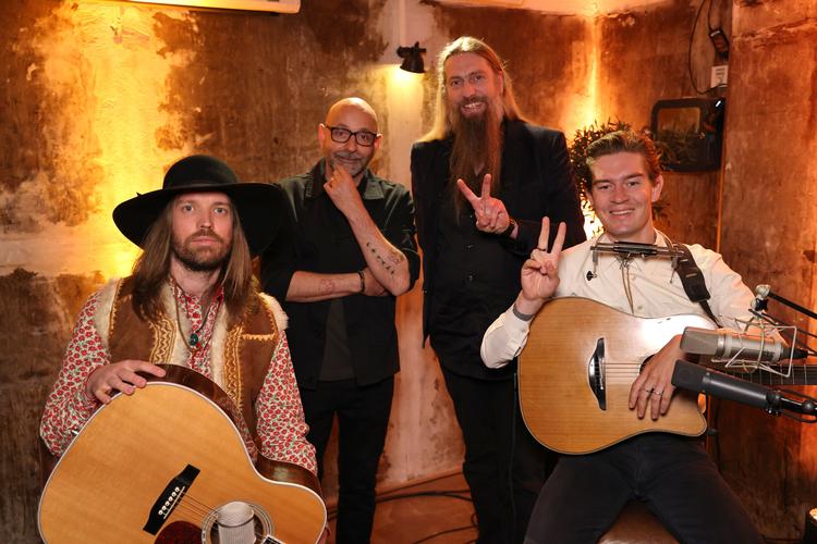 ’Live &amp; Vinyl’'s værter Flemming Møldrup og Carsten Holm samt det albumdebuterende Svendborg-band Aske Skat &amp; His Psychedelic Country Band. 