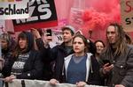 Luisa støder hårdt sammen med ordensmagten ved en demonstration. 