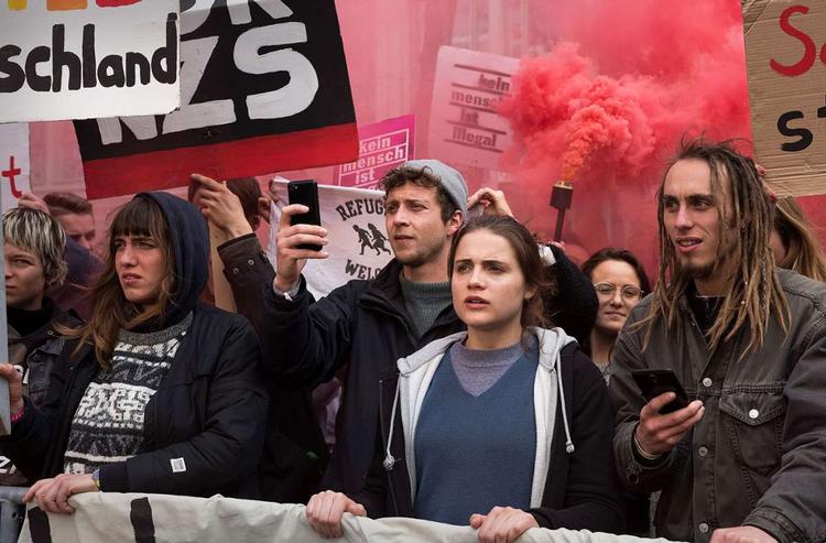 Luisa støder hårdt sammen med ordensmagten ved en demonstration. 
