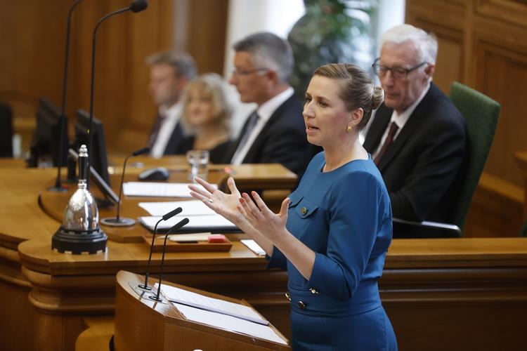 Statsminister Mette Frederiksen iførte sig en retorisk grøn kåbe, da hun i hårde vendinger advarede om konsekvenserne ved den globale klimakrise i sin tale, hvor hun også løftede lidt af sløret for et kommende boligudpsil, der skal skaffe flere billige boliger i hovedstaden.  Foto: Jens Dresling