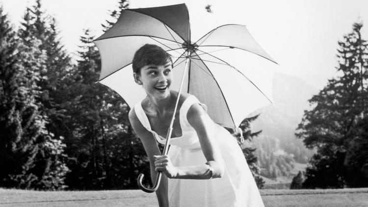Dokumentaren om Audrey Hepburn rummer lidt for meget rosende tomgang, selv om den lægger op til at fortælle om, hvem den elegante filmstjerne reelt var.
 Foto: NBC Universal/DR
