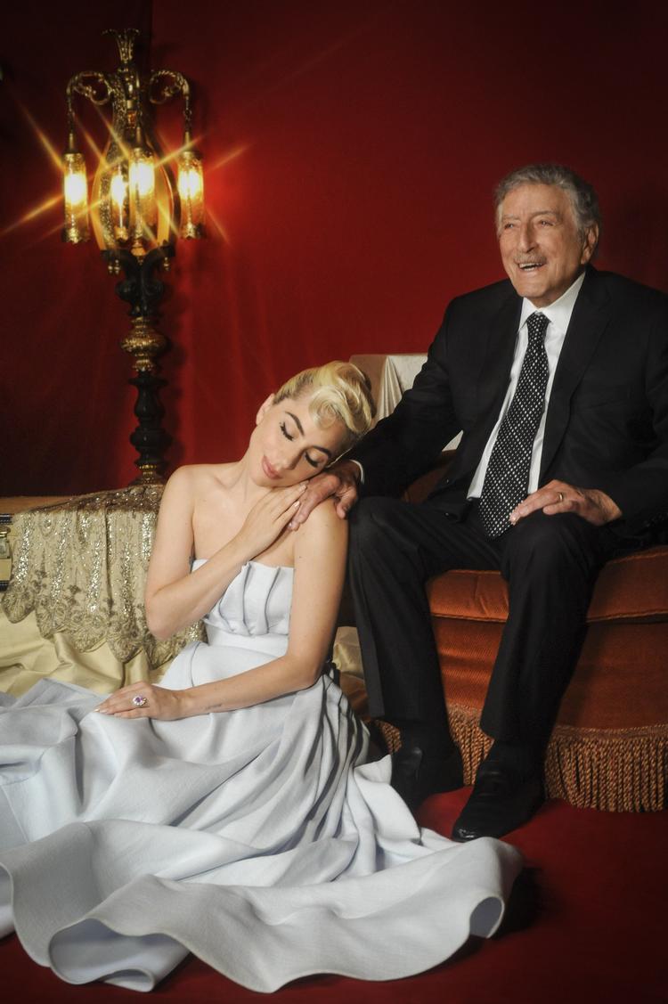 Yndige ser de ud, Lady Gaga og Tony Bennett. Og smukt synger de, selv om hans stemme efterhånden er skrøbelig som en afbrændt tændstik.  Foto: PR-foto