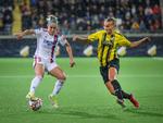  Stine Larsen (tv.) i kamp for Häcken mod Lyon, der har vundet Champions League hele 7 gange.  Foto: Adam Ihse/Ritzau Scanpix