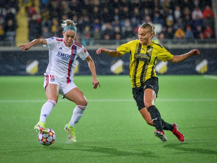  Stine Larsen (tv.) i kamp for Häcken mod Lyon, der har vundet Champions League hele 7 gange.  Foto: Adam Ihse/Ritzau Scanpix