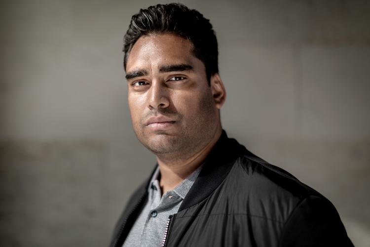 Folketingsmedlemmet Sikandar Siddique blev kaldt landsforræder og bedt om at forlade landet, da han forlod Folketingets åbning sammen med sine forældre.  Foto: Mads Nissen