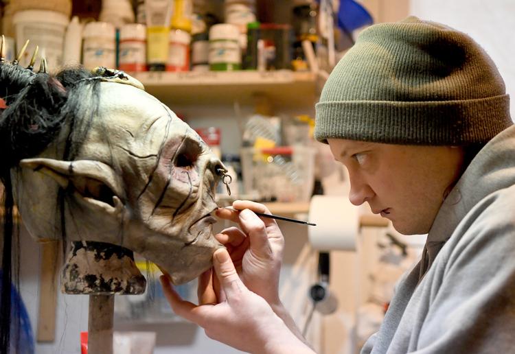 Julien Padubrins fra Kiel arbejder her på en ork-maske til 'Ringenes Herre'-rollespil i Tyskland. Foto: Carsten Rehder/Ritzau Scanpix
