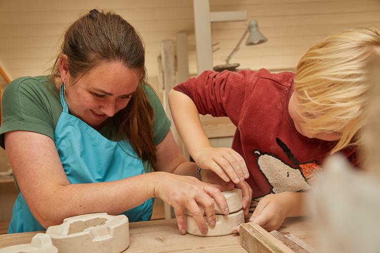 At støbe keramik selv kræver kræfter, når støbeformen skal presses sammen. Foto: Mikkel Bækgaard