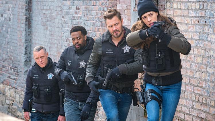 'Chicago P.D.' lukker ikke sine øjne for samfundets uretfærdigheder – som racistiske drab eller hjemløse, der dør af covid-19. Foto: NBCUniversal Media/Viaplay