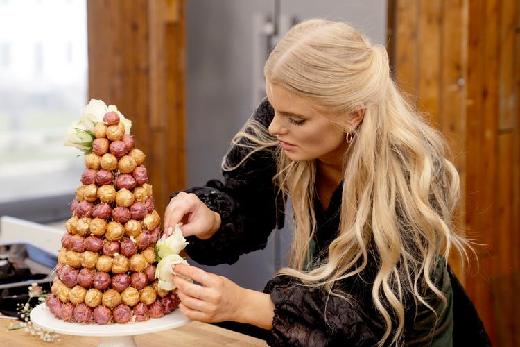 Croquem-fucking-bouche, den franske bryllupskage, der altid volder bagedystdeltagere problemer og derfor er en klassiker i konkurrencen.  Foto: Agnete Schlichtkrull/DR