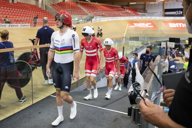 Den danske succeskvartet på vej op på banen i Grenchen anført af verdensmesteren og OL-sølvvinderen Rasmus Lund Pedersen.
 Foto: Peter Klaunzer/Ritzau Scanpix