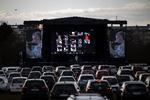 Under nedlukningen i foråret 2020 blev der tænkt ud af boksen for at få musikken ud til danskerne. På Tangkrogen i Aarhus blev der afholdt drive-in koncerter, hvor blandt andet Mads Langer optrådte.  Foto: Jens Hartmann Schmidt