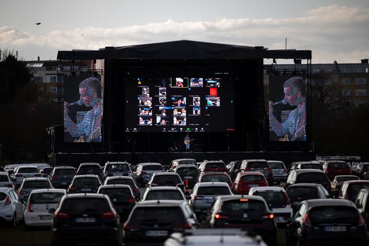 Under nedlukningen i foråret 2020 blev der tænkt ud af boksen for at få musikken ud til danskerne. På Tangkrogen i Aarhus blev der afholdt drive-in koncerter, hvor blandt andet Mads Langer optrådte.  Foto: Jens Hartmann Schmidt