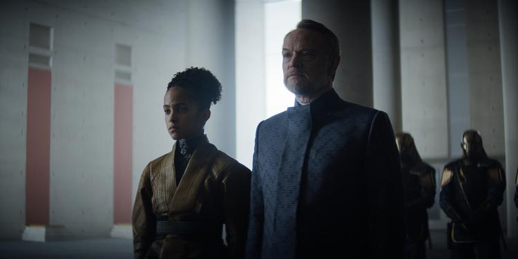 Jared Harris og Lou Llobell spiller rollerne som matematikeren Hari Sheldon og hans brillante proselyt Gaal Dornick.  Foto: Apple TV +