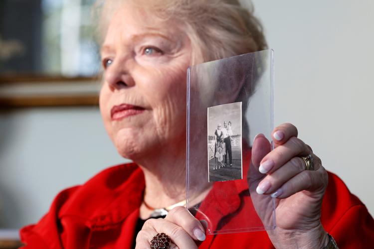 Al Capones barnebarn Diane Capone holder et familiebillede, som er på auktion i Californien. Foto: Fred Greaves/Reuters Foto: Fred Greaves/Ritzau Scanpix