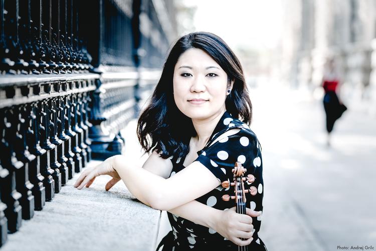 Den kinesiske violinist Tianwa Yang forløser virkelig både farverne og de tekniske udfordringer hos russeren Prokofjev. Foto: Andrej Grilc