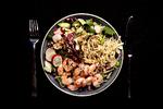 En måltidssalat med kæmperejser, pasta og salat er hurtig mad. Men testdommerne er ikke imponerede - der er problemer med både friskheden og fantasien. Foto: Jacob Ehrbahn