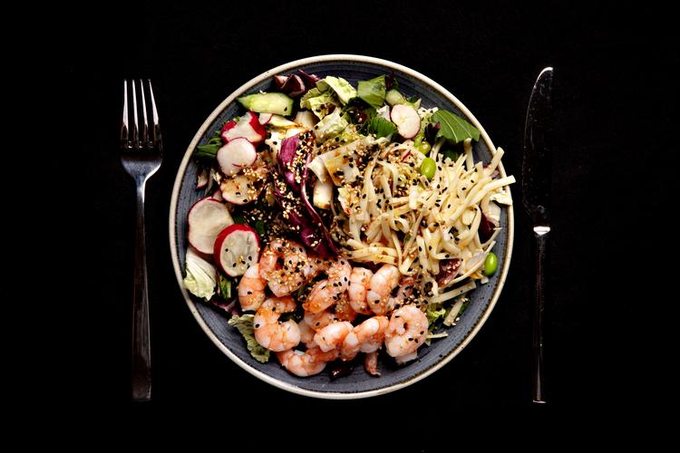 En måltidssalat med kæmperejser, pasta og salat er hurtig mad. Men testdommerne er ikke imponerede - der er problemer med både friskheden og fantasien. Foto: Jacob Ehrbahn