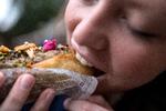 Død indianer med tæppe og hele krigsmalingen, solskoldet grønlænder i kajak og iklædt lædervest, agurkemaske, blodprop og skidtibuks. Hotdoggen har mange - mere eller mindre opfindsomme - navne. I efterårsferien kan du tage børnene med i madskole og lære at lave den perfekte version fra bunden.  Foto: Ivan Boll