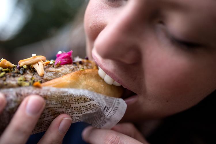 Død indianer med tæppe og hele krigsmalingen, solskoldet grønlænder i kajak og iklædt lædervest, agurkemaske, blodprop og skidtibuks. Hotdoggen har mange - mere eller mindre opfindsomme - navne. I efterårsferien kan du tage børnene med i madskole og lære at lave den perfekte version fra bunden.  Foto: Ivan Boll