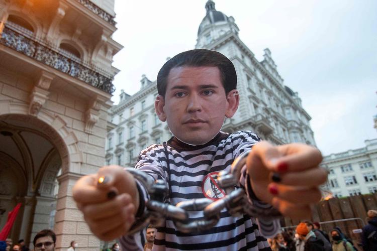 Sebastian Kurz var til EU-topmøde i Slovenien og befandt sig derfor ikke på sit kanslerkontor i Wien, da det onsdag blev ransaget af anklagemyndigheden. I Østrig breder utilfredsheden sig nu med landets kansler. Foto: Alex Halada/Ritzau Scanpix