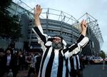 Der opstod spontan fest ved Newcastles stadion, da aftalen med saudiaraberne blev offentliggjort. Fans har i årevis været utilfreds med den nu tidligere klubejer.  Foto: Lee Smith/Ritzau Scanpix