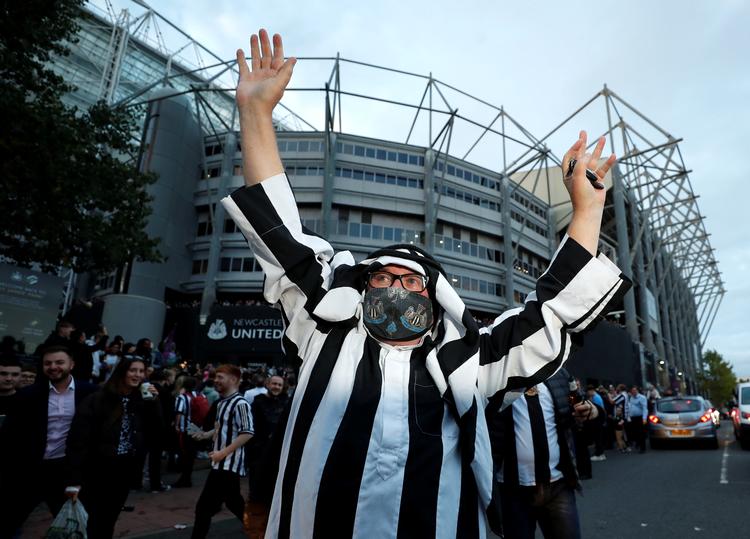 Der opstod spontan fest ved Newcastles stadion, da aftalen med saudiaraberne blev offentliggjort. Fans har i årevis været utilfreds med den nu tidligere klubejer.  Foto: Lee Smith/Ritzau Scanpix