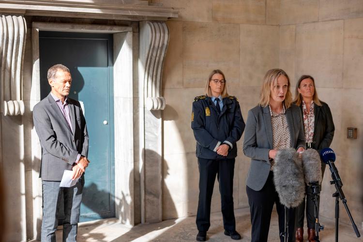 Fra venstre: Direktør for organisation og Borgerservice i udenrigsministeriet Erik Brøgger Rasmussen. Ledende politiinspektør hos Rigspolitiets Nationale Beredskabsafdeling Tenna Wilbert. Direktør i Socialstyrelsen Ellen Klarskov Lauritzen. Statsadvokat hos Rigsadvokaten Henriette Rosenborg Larsen.    Foto: Marcus Emil Christensen