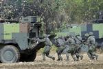 Taiwanesiske soldater træner i en øvelse. USA har solgt højt sofistikeret militært udstyr til Taiwan, men USA frygter, at øens militær ikke er godt nok trænet til at kunne modstå et kinesisk angreb. Arkivfoto
 Foto: Sam Yeh/Ritzau Scanpix