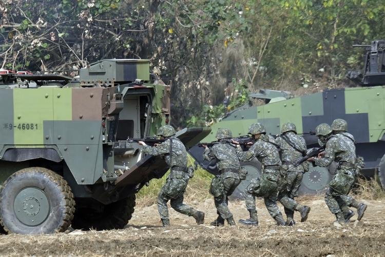 Taiwanesiske soldater træner i en øvelse. USA har solgt højt sofistikeret militært udstyr til Taiwan, men USA frygter, at øens militær ikke er godt nok trænet til at kunne modstå et kinesisk angreb. Arkivfoto
 Foto: Sam Yeh/Ritzau Scanpix