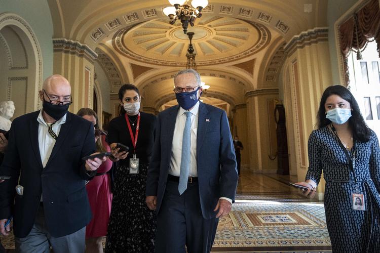 »Republikanerne har spillet et farligt og risikabelt spil, og jeg er glad for, at deres strategi ikke virkede«, siger Chuck Schumer (i midten af billedet), efter afstemningen. Foto: Drew Angerer/Ritzau Scanpix