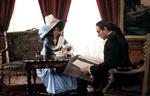 Elizabeth Berridge og F. Murray Abraham spiller henholdsvis Constanze Mozart og Antonio Salieri, der byder Mozarts hustru på sensuel konfekt, mens han selv bladrer i Mozarts noder.  Foto: Mary Evans/af Archive/the Saul Z/Ritzau Scanpix