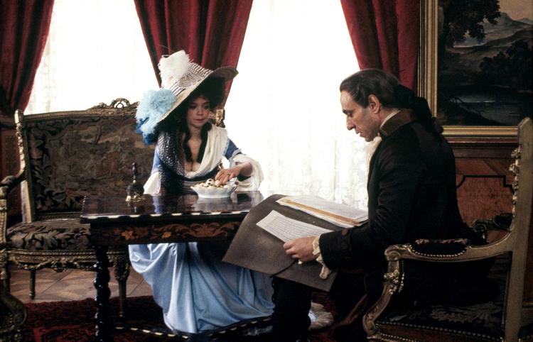 Elizabeth Berridge og F. Murray Abraham spiller henholdsvis Constanze Mozart og Antonio Salieri, der byder Mozarts hustru på sensuel konfekt, mens han selv bladrer i Mozarts noder.  Foto: Mary Evans/af Archive/the Saul Z/Ritzau Scanpix