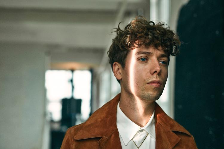 37-årige Mads Langer brød igennem med sin første single 'Breaking News' i 2005. 'Where Oceans Meet' er hans sjette studiealbum. Foto: Jannick Børlum