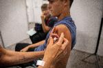 En 15-årig dreng fra København får et vaccinestik. Foto: Finn Frandsen
