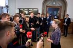 I åbningsdebattens frokostpause svarede Mette Frederiksen på spørgsmål foran Folketingssalen.  Foto: Jens Dresling