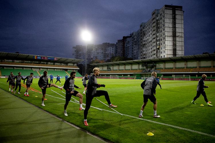 I de yderst beskedne rammer i Moldova kan det danske landshold i aften tage et syvmileskridt mod VM i Qatar i 2022.  Foto: Finn Frandsen