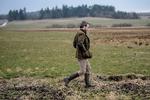 I foråret var Jakob Ellemann-Jensen trukket i gummistøvlerne for se på lavbundsjord ved Resen i Jylland. Men fremtiden for partiet ligger mere i byerne end i landbruget.   Foto: Morten Stricker/Ritzau Scanpix