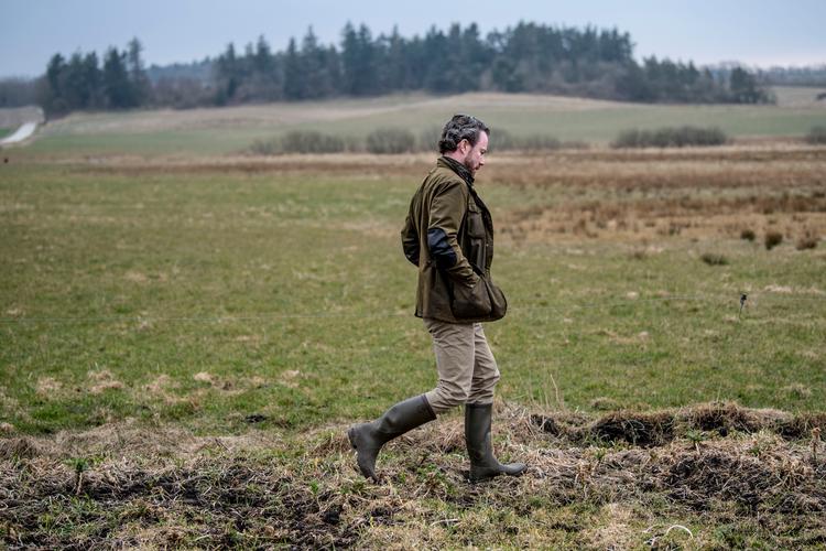 I foråret var Jakob Ellemann-Jensen trukket i gummistøvlerne for se på lavbundsjord ved Resen i Jylland. Men fremtiden for partiet ligger mere i byerne end i landbruget.   Foto: Morten Stricker/Ritzau Scanpix