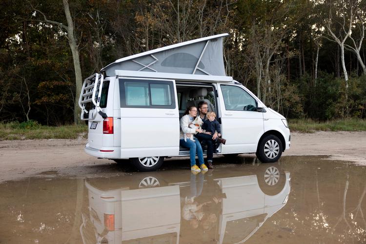 For Christoffer Alexander Iuel Røhl og Rikke Iuel Røhl er deres campervan hverdagsbil og sommerhus. Foto: Marcus Emil Christensen