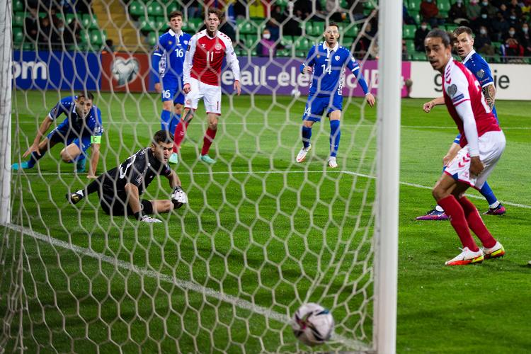 Det første af fire mål på 21 minutter scorede Andreas Skov Olsen fra en spids vinkel. Foto: Finn Frandsen