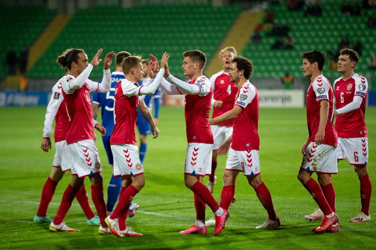 4-0 ved Joakim Mæhle i første halvleg fik landstræneren til at føre de tre point på kontoen og bruge anden halvleg som træning. Foto: Finn Frandsen
