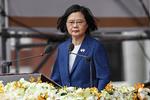 På Taiwans nationaldag søndag gik præsident Tsai Ing-wen på talerstolen for at understrege, at man ikke vil bøje sig for kinesiske krav.  Foto: Sam Yeh/Ritzau Scanpix