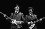 Paul McCartney (til venstre) og John Lennon  (til højre), mens The Beatles er på deres første turne i USA.  Foto: Ho/Ritzau Scanpix